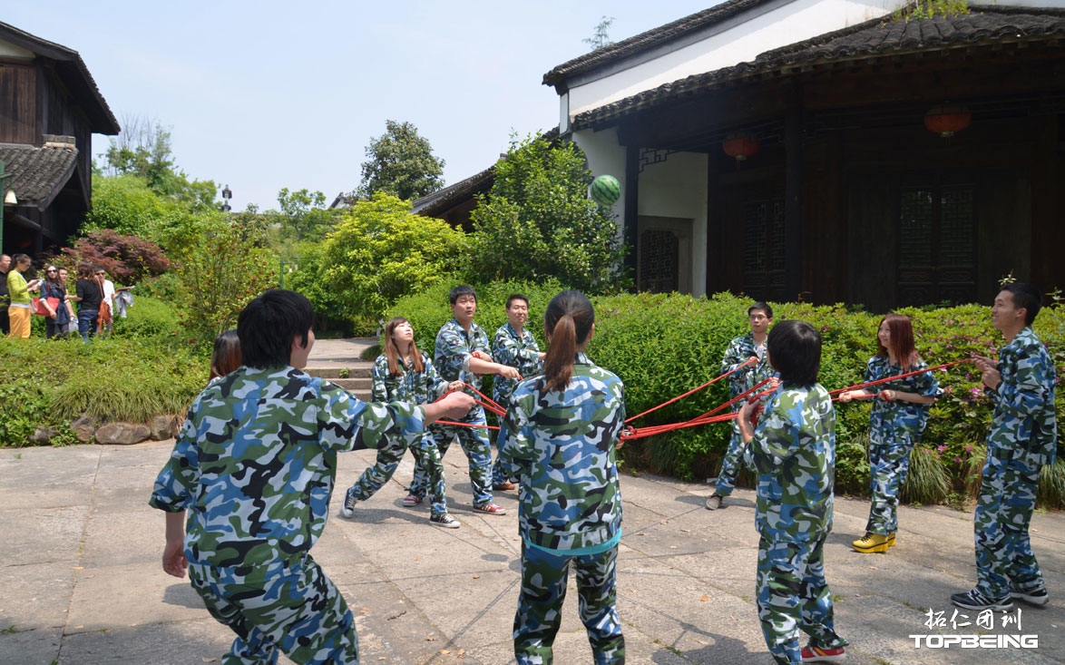 仿古建筑群中做活动