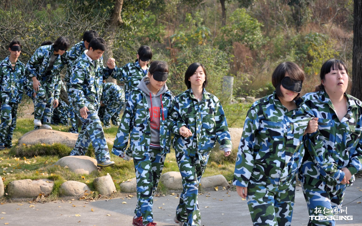 走过坎坷，走过坦途