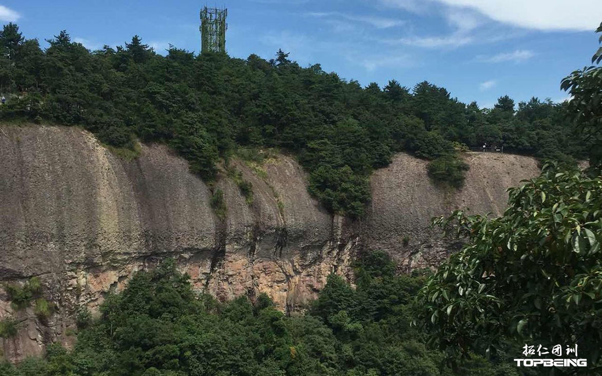 奇峰异石，绿树成荫