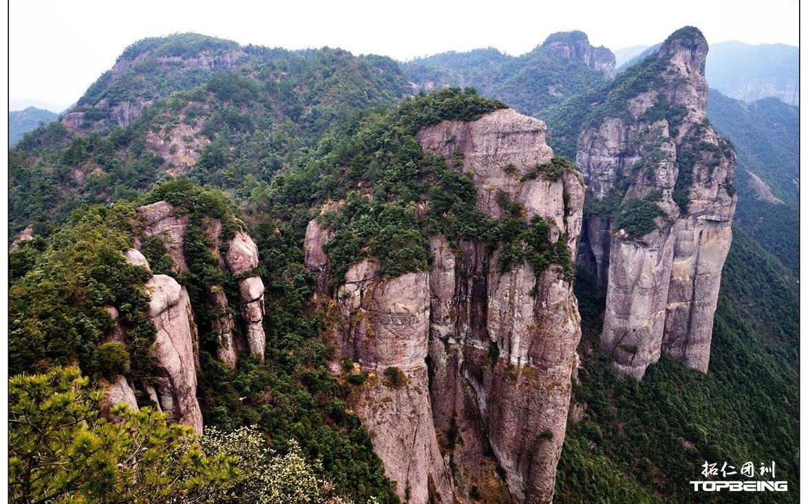 山峰雄伟壮观