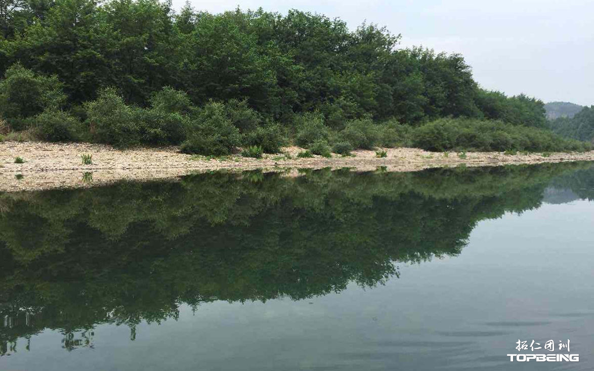 “幽谷溪流”、清澈见底