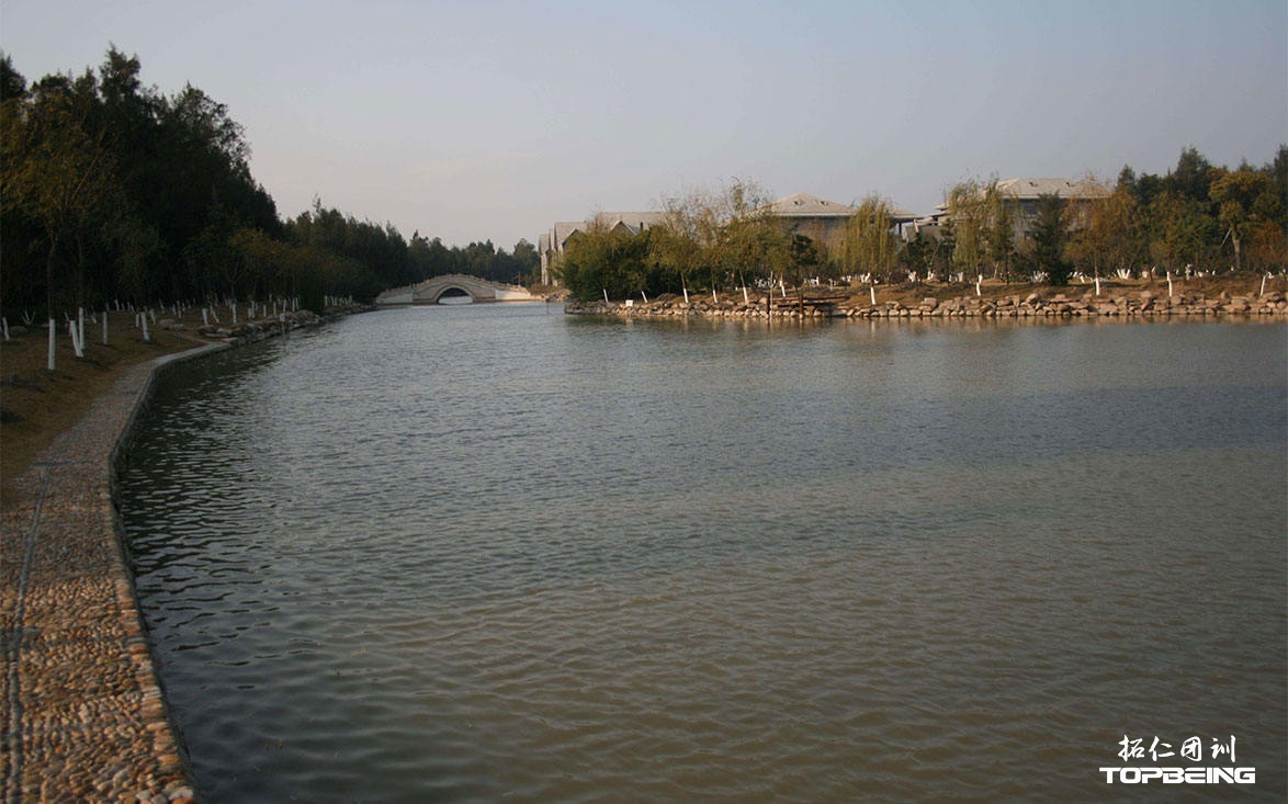 平静湖面